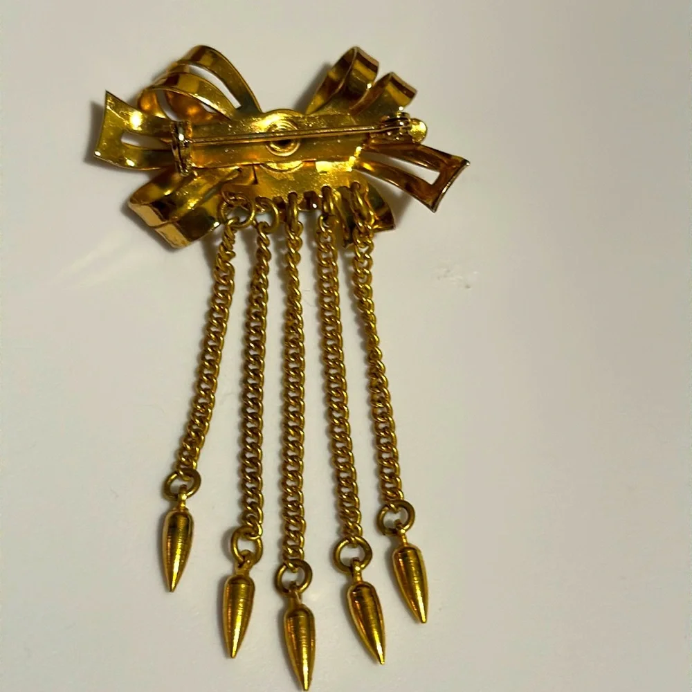 Vintage Coro gold tone bow with rhinestone center and hanging chains (679)